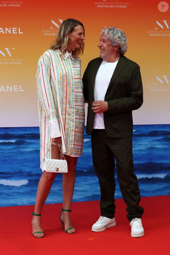Alain Chabat, l’éternel trublion du cinéma français, et sa discrète compagne Tiara Comte ont choisi les paysages de carte postale du Vaucluse pour abriter leurs amours. 

Alain Chabat et sa compagne Tiara Comte - Cérémonie d'ouverture du Biarritz Film Festival - Nouvelles Vagues 2024 au théâtre de la Gare du midi à Biarritz le 18 juin 2024. © Jean-Marc Lhomer/Bestimage