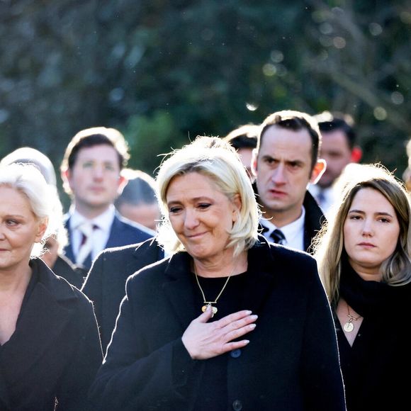 Marine Le Pen, sa soeur Marie-Caroline, Mathilde Chauffroy (fille de Marine Le Pen) et son mari Matthieu Parent, Nolwenn Olivier (fille de Marie-Caroline) - Arrivées des membres de la famille Le Pen aux obsèques de Jean-Marie Le Pen en l'église Saint-Joseph à la Trinité-sur-Mer  le 11 juillet 2025. © Dominique Jacovides / Guillaume Collet / Bestimage