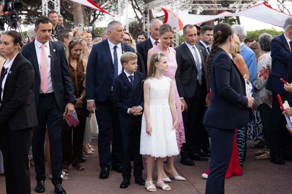 Le Prince Albert II et la Princesse Charlène de Monaco, S.A.S. le Prince Jacques et S.A.S. la Princesse Gabriella traversent la foule pour saluer les Monégasques venus fêter leur Prince sur la place du Palais, à Monaco, le 19 juillet 2025, dans le cadre des célébrations du 20e anniversaire du règne du Prince Albert II de Monaco. © Olivier Huitel/Pool Monaco/Bestimage