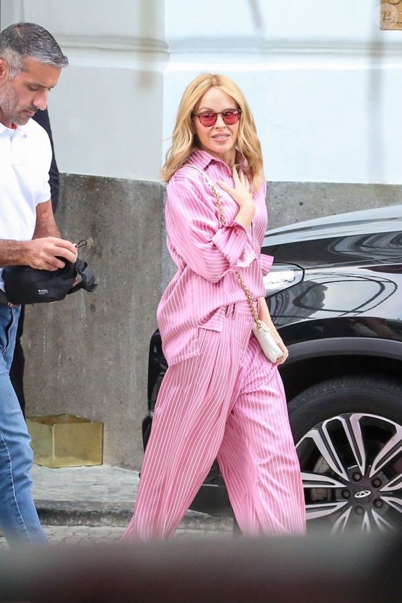 Exclu - Rio de Janeiro, Brésil La superstar australienne Kylie Minogue est photographiée dans un ensemble rose complet, saluant ses nombreux fans devant l'hôtel Copacabana Palace à Rio. Backgrid USA / Bestimage