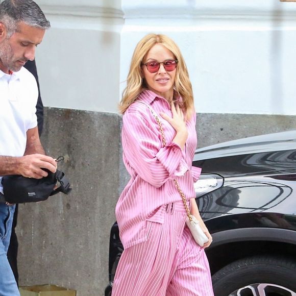 Exclu - Rio de Janeiro, Brésil La superstar australienne Kylie Minogue est photographiée dans un ensemble rose complet, saluant ses nombreux fans devant l'hôtel Copacabana Palace à Rio. Backgrid USA / Bestimage