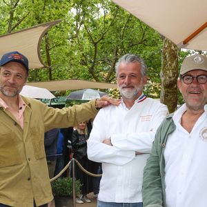 Les Chefs à Saint-Tropez fêtent les producteurs 2025 - Les Chefs et les producteurs se retrouvent sur la place des Lices à Saint-Tropez, le 4 mai 2025. Le journaliste, auteur et critique gastronomique François-Régis Gaudry et les chef Mathieu Viannay et Michel Sarran.   ©Jean-Marc Lhomer / Bestimage.