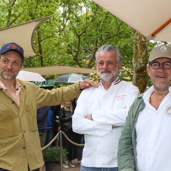 Les Chefs à Saint-Tropez fêtent les producteurs 2025 - Les Chefs et les producteurs se retrouvent sur la place des Lices à Saint-Tropez, le 4 mai 2025. Le journaliste, auteur et critique gastronomique François-Régis Gaudry et les chef Mathieu Viannay et Michel Sarran.   ©Jean-Marc Lhomer / Bestimage.