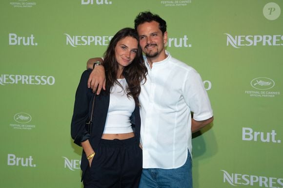 Juan Arbelaez et sa compagne Cassandre Verdier - Soirée Nespresso x Brut 2025 lors du 78ème Festival de Cannes à La Plage Nespresso le 15 mai 2025. © Lionel Urman/Bestimage