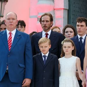 son bras posé sur le torse de son garçon de 6 ans

Charlotte Casiraghi, Balthazar Casiraghi-Rassam, Prince Albert II de Monaco, Princesse Gabriella de Monaco, Princesse Charlène de Monaco, Prince Jacques de Monaco, Andrea Casiraghi, Louis Ducruet