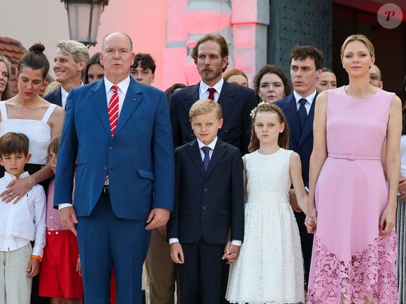 son bras posé sur le torse de son garçon de 6 ans

Charlotte Casiraghi, Balthazar Casiraghi-Rassam, Prince Albert II de Monaco, Princesse Gabriella de Monaco, Princesse Charlène de Monaco, Prince Jacques de Monaco, Andrea Casiraghi, Louis Ducruet