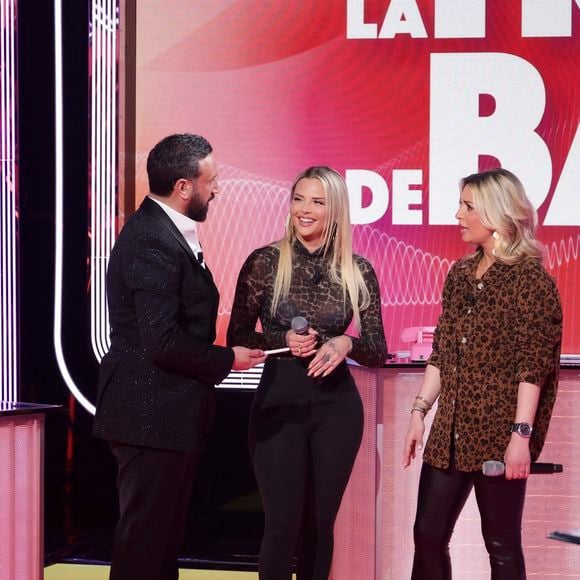 Exclusif - Cyril Hanouna, Kelly Vedovelli, Priscilla Betti sur le plateau de l’émission « TPMP » La dernière sur C8,  présentée par C.Hanouna et diffusée en direct sur C8, Paris, France, le 27 fevrier 2025. © Jack Tribeca / Bestimage