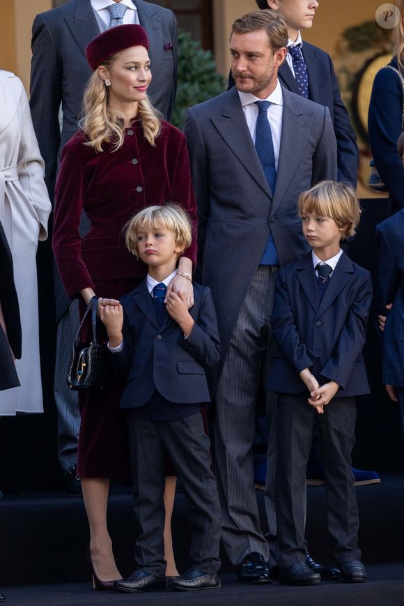 Deux fils grandissent déjà au sein de cette famille que forment Pierre et celle que des observateurs appellent "comtesse"...

Pierre Casiraghi, sa femme Beatrice Borromeo et leurs enfants Stefano et Francesco - La famille princière monégasque dans la cour d'honneur du palais lors de la la fête nationale à Monaco, le 19 novembre 2023. La famille princière monégasque assiste à la prise d’armes, puis à la cérémonie de remise des médailles et à un défilé militaire sur la place du palais princier. 
© Olivier Huitel / Pool Monaco / Bestimage
