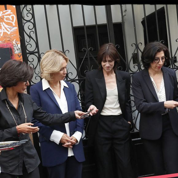 Lorraine Dauchez, Fondatrice, ARTEUM, Rachida Dati, maire du 7ème arrondissement de Paris, Valérie Pécresse, présidente du conseil régional d'Ile de France, Charlotte Gainsbourg, Rima Abdul Malak, ministre de la culture, Dominique Dutreix lors de l'inauguration de la Maison Gainsbourg, rue de Verneuil à Paris le 14 septembre 2023. La maison ouvrira ses portes au public à partir du 20 septembre 2023.


© Alain Guizard / Bestimage