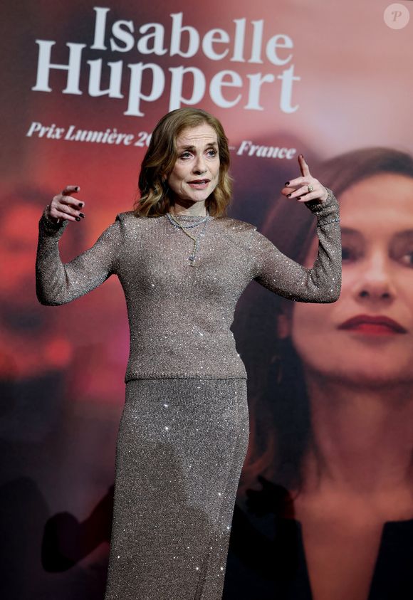Isabelle Huppert arrive à la cérémonie de remise de son prix lumière de la 16ème édition du Festival Lumière à l'Amphithéâtre - Centre de Congrès à Lyon, France, le 18 octobre 2024. © Dominique Jacovides/Bestimage