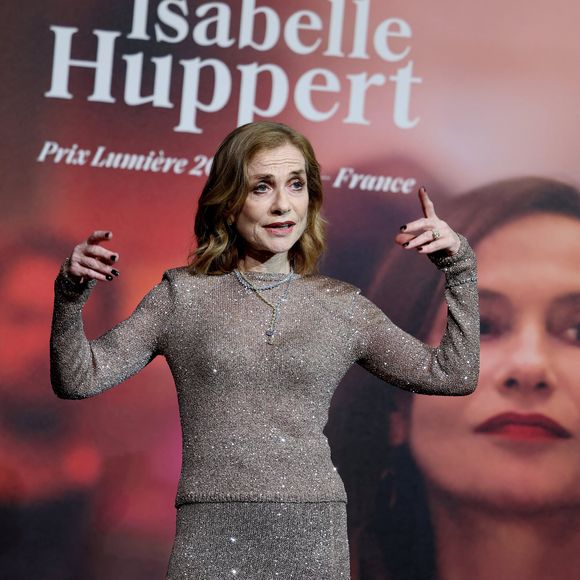Isabelle Huppert arrive à la cérémonie de remise de son prix lumière de la 16ème édition du Festival Lumière à l'Amphithéâtre - Centre de Congrès à Lyon, France, le 18 octobre 2024. © Dominique Jacovides/Bestimage
