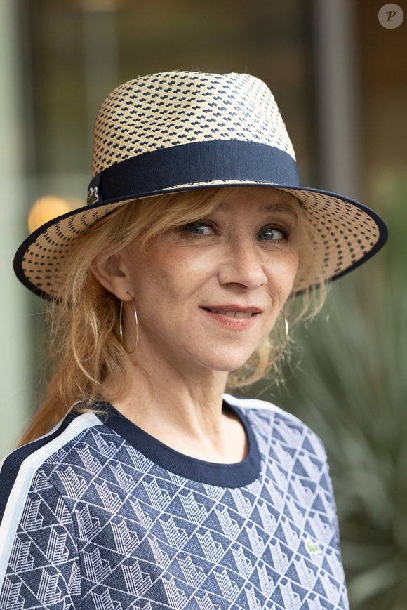 Sylvie Testud au village lors des Internationaux de France de Tennis de Roland Garros 2025, à Paris, France, le 7 juin 2025. © Cyril Moreau/Bestimage