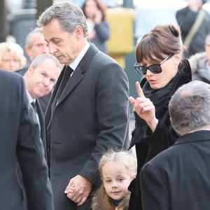 Nicolas Sarkozy, Carla Bruni-Sarkozy et leur fille Giulia Sarkozy aux obsèques de Andrée Sarkozy, le 18 décembre 2017

Photo : Agence / Bestimage