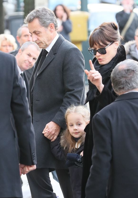 Nicolas Sarkozy, Carla Bruni-Sarkozy et leur fille Giulia Sarkozy aux obsèques de Andrée Sarkozy, le 18 décembre 2017

Photo : Agence / Bestimage