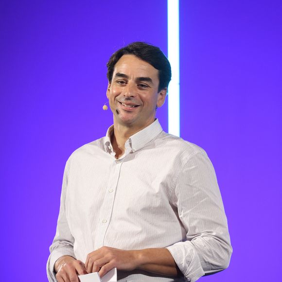 "Donc elle me disait, 'À chaque fois que je vous regarde, j'ai l'impression d'être un peu avec lui'. Ça fait plaisir ça", ajoutait-il encore ému à l'évocation de ce souvenir.

Julian Bugier - Soirée de lancement de la18ème édition du "Pasteurdon" à l'institut Pasteur de Paris le 9 octobre 2024. © Denis Guignebourg/BestImage