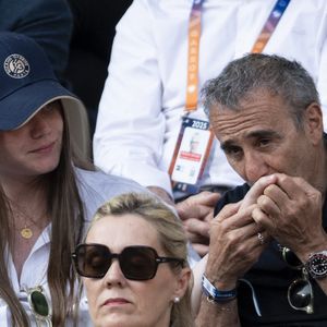 Elie Semoun et sa compagne Aude en tribunes lors de la finale messieurs des Internationaux de France de Tennis de Roland Garros 2025 (jour 15), à Paris, France, le 8 juin 2025. © Cyril Moreau/Bestimage