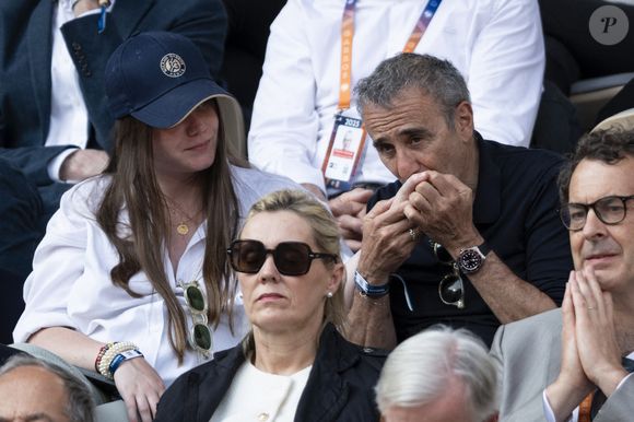 Elie Semoun et sa compagne Aude en tribunes lors de la finale messieurs des Internationaux de France de Tennis de Roland Garros 2025 (jour 15), à Paris, France, le 8 juin 2025. © Cyril Moreau/Bestimage