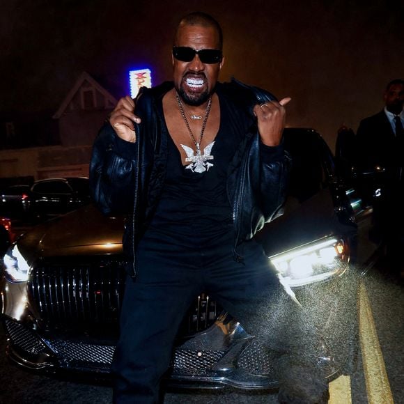 Hollywood, CA  - EXCLUSIVE  - Kanye West and Bianca Censori grab attention in Hollywood as they pause in the street for a photo op and to sign autographs.



Pictured: Kanye West