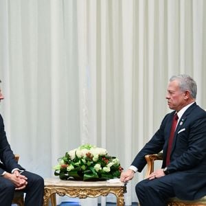 Le président français Emmanuel Macron rencontre le roi Abdallah II de Jordanie à Sharm El Sheikh, en Égypte, le 13 octobre 2025, avant de participer à un sommet sur la paix. © Eliot Blondet/Pool/Bestimage