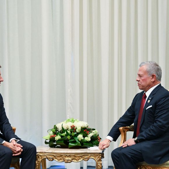 Le président français Emmanuel Macron rencontre le roi Abdallah II de Jordanie à Sharm El Sheikh, en Égypte, le 13 octobre 2025, avant de participer à un sommet sur la paix. © Eliot Blondet/Pool/Bestimage