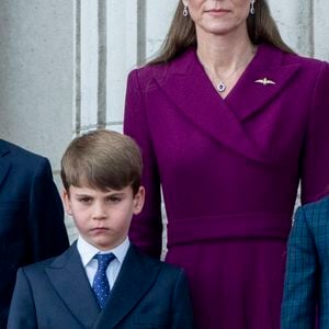 Le prince George de Galles, La princesse Charlotte de Galles, Le prince Louis de Galles - La famille royale britannique assiste aux célébrations du 80ème anniversaire de la fin de la Seconde guerre mondiale (VE Day) au balcon de Buckingham Palace à Londres, le 5 mai 2025. © GoffPhotos/Bestimage