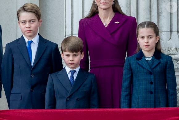 Le prince George de Galles, La princesse Charlotte de Galles, Le prince Louis de Galles - La famille royale britannique assiste aux célébrations du 80ème anniversaire de la fin de la Seconde guerre mondiale (VE Day) au balcon de Buckingham Palace à Londres, le 5 mai 2025. © GoffPhotos/Bestimage
