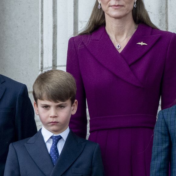 Le prince George de Galles, La princesse Charlotte de Galles, Le prince Louis de Galles - La famille royale britannique assiste aux célébrations du 80ème anniversaire de la fin de la Seconde guerre mondiale (VE Day) au balcon de Buckingham Palace à Londres, le 5 mai 2025. © GoffPhotos/Bestimage