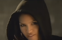 Cassie interprétant Me & U