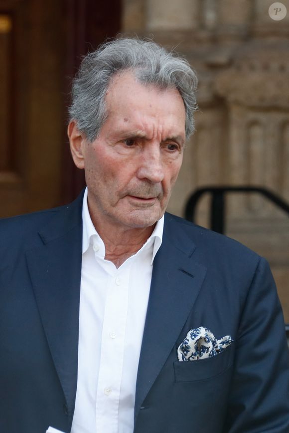 Le journaliste de 76 ans a quitté la station avec émotion, saluant son équipe et les auditeurs fidèles. 

Jean-Jacques Bourdin - Sorties des obsèques de Philippe Labro en l'église de Saint-Germain-des-Prés à Paris le 13 juin 2025. © Dominique Jacovides - Christophe Clovis / Bestimage