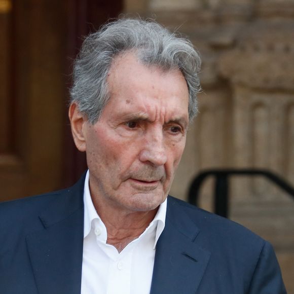 Le journaliste de 76 ans a quitté la station avec émotion, saluant son équipe et les auditeurs fidèles. 

Jean-Jacques Bourdin - Sorties des obsèques de Philippe Labro en l'église de Saint-Germain-des-Prés à Paris le 13 juin 2025. © Dominique Jacovides - Christophe Clovis / Bestimage