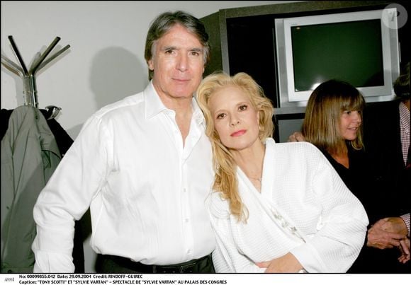 Sylvie Vartan et Tony Scotti lors du spectacle de Sylvie Vartan au Palais des congrès, France, le 29/09/2004. Crédit Rindoff-Guirec / Bestimage