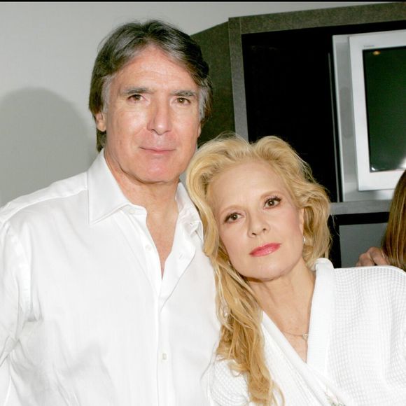 Sylvie Vartan et Tony Scotti lors du spectacle de Sylvie Vartan au Palais des congrès, France, le 29/09/2004. Crédit Rindoff-Guirec / Bestimage