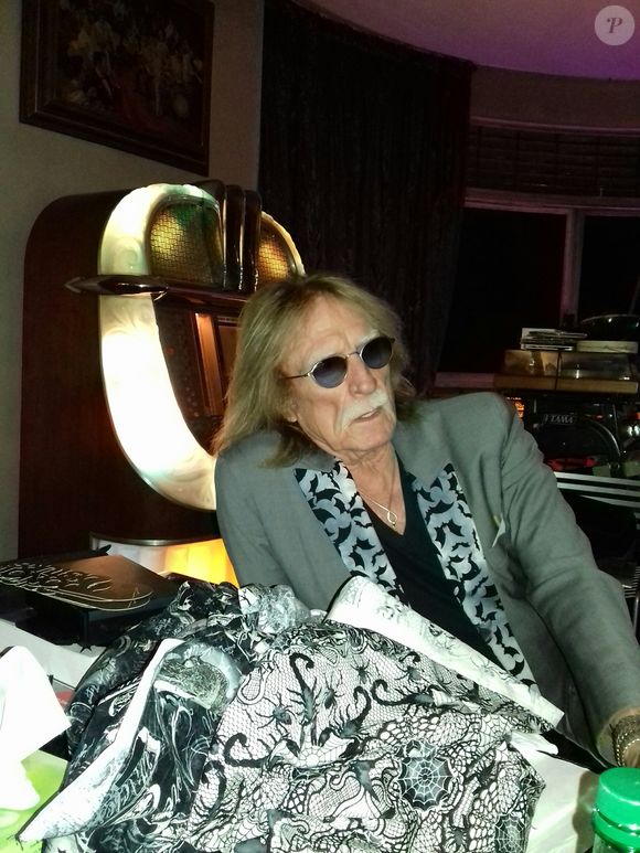 Exclusif -  Le chanteur Christophe (Daniel Bevilacqua) dans son appartement parisien avec des amis le 29 et 30 juillet 2019
© Philippe Baldini / Bestimage