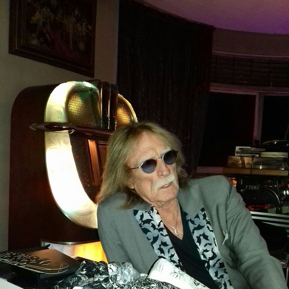 Exclusif -  Le chanteur Christophe (Daniel Bevilacqua) dans son appartement parisien avec des amis le 29 et 30 juillet 2019
© Philippe Baldini / Bestimage