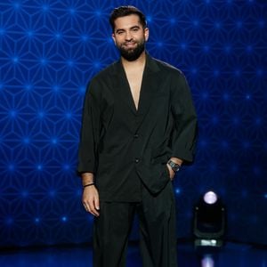 “Je me suis posé la question à un moment. Elle me regardait beaucoup.” 
Exclusif - Kendji Girac - Backstage - Enregistrement de l'émission "La Boîte à Secrets N°20" dans les studios de la Cité du Cinéma à Saint-Denis, présentée par F.Bollaert et diffusée le 10 janvier sur France 3
© Christophe Clovis / Bestimage