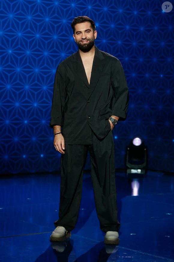 “Je me suis posé la question à un moment. Elle me regardait beaucoup.” 
Exclusif - Kendji Girac - Backstage - Enregistrement de l'émission "La Boîte à Secrets N°20" dans les studios de la Cité du Cinéma à Saint-Denis, présentée par F.Bollaert et diffusée le 10 janvier sur France 3
© Christophe Clovis / Bestimage