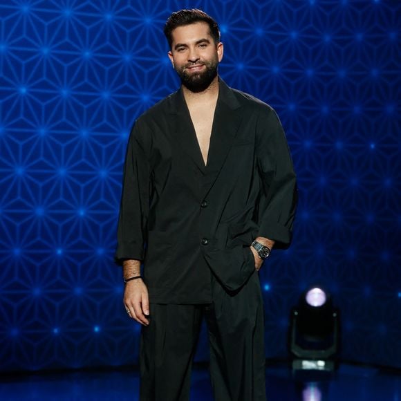 “Je me suis posé la question à un moment. Elle me regardait beaucoup.” 
Exclusif - Kendji Girac - Backstage - Enregistrement de l'émission "La Boîte à Secrets N°20" dans les studios de la Cité du Cinéma à Saint-Denis, présentée par F.Bollaert et diffusée le 10 janvier sur France 3
© Christophe Clovis / Bestimage