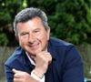 Il s'agit de Pascal Bataille, vu sur TF1 et C8, notamment.

Exclusif - Pascal Bataille lors de la 29ème édition de "La Forêt des Livres chez Gonzague Saint-Bris" à Chanceaux-près-Loches, le 31 août 2025.
© Cédric Perrin/Bestimage