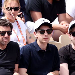 Patrick Bruel et ses fils Léon et Oscar dans les tribunes des Internationaux de France de tennis de Roland Garros 2024 à Paris, France, le 4 juin 2024. © Jacovides-Moreau/Bestimage
