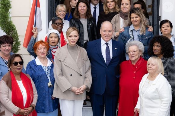 Albert et Charlène de Monaco étaient de sortie ! 

Albert et Charlene de Monaco remettent les cadeaux aux personnes âgées au siège de la Croix Rouge, dans le cadre des célébrations de la Fête Nationale monégasque. © Olivier Huitel / Pool Monaco / Bestimage