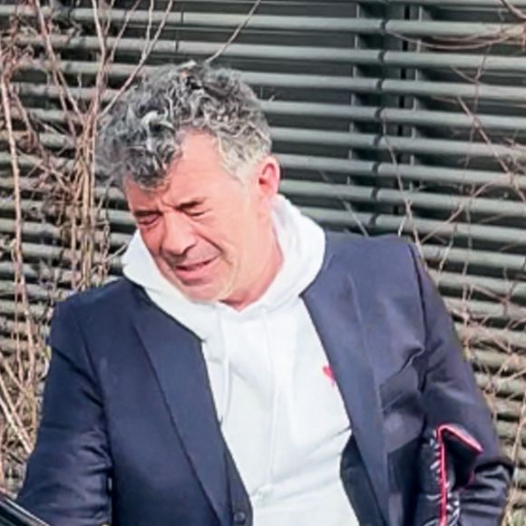 M6 a pris des mesures fortes. 

Stéphane Plaza en larmes à la sortie de son procès après avoir été reconnu coupable de "violences habituelles par concubin" et condamné à 12 mois de prison avec sursis, à Paris, France © Yehiel Chekroune/Bestimage