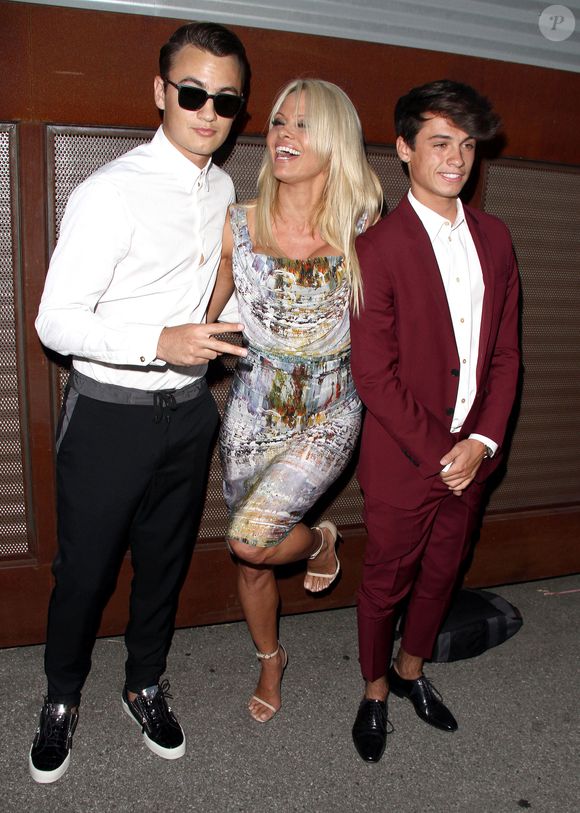 La campagne dévoile un carrousel de vidéos intimistes et romancées de leur quotidien complice.

Pamela Anderson et ses fils Dylan Jagger Lee, Brandon Thomas Lee - Tapis rouge du " Mercy for Animals Hidden Heroes Gala 2015 " à Los Angeles, le 29 Août 2015.

©Bestimage