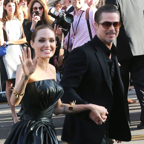 Son divorce d'avec Angelina Jolie va bientôt être prononcé

Angelina Jolie, Brad Pitt - Arrivée des people à la première du film Maleficient à Hollywood, le 29 mai 2014. Lors de cette première, Brad Pitt s'est fait agressé par un journaliste ukrainien Vitalii Sediuk (qui s'était jetté sous la robe de l'actrice America Ferrera lors de la montée des marches du film "Dragons 2" lors du 67ème festival de Cannes). Après avoir été agressé, Brad l'a repoussé, la sécurité est intervenue et les policiers l'ont arrêté. FAMEFLYNET / BESTIMAGE