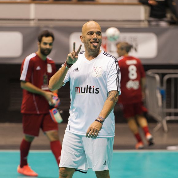 Pascal Obispo jouant un match de football pour la 6e édition du 'Foot Concert' organisé par l'association Huntington Avenir, qui s'est tenu au Palais des sports de Gerland, Lyon, France, le 13 octobre 2012. Photo Nicolas Genin/ABACAPRESS.COM