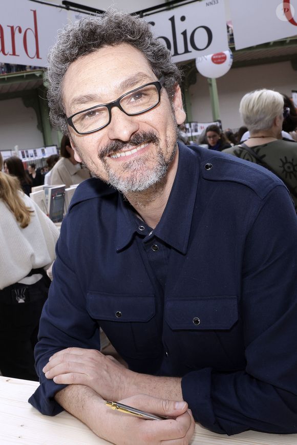 Celui qui a frôlé la mort à 16 ans à cause d’une infection de la plèvre a rapidement compris l’urgence qu’il y avait à vivre. 

David Foenkinos - Festival du livre de Paris au Grand Palais le 13 avril 2025. © Cédric Perrin/Bestimage