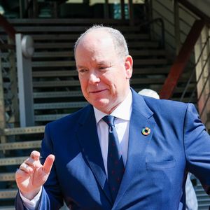 C'est le média Monaco info qui a dévoilé sa présence 
Le prince Albert II de Monaco a participé à la séance d'ouverture du Medmun 2025 (Mediterranean Model United Nations) au Grimaldi Forum à Monaco, le 4 avril 2025, accompagné par Luis Vassy, le directeur de Science Po Paris, Eléonore Blanchet, la secrétaire générale du MEDMUN 2025, et Nasser Kamel, le secrétaire général de l'union pour la Méditerranée. 
Cet événement permet la simulation d'une conférence des Nations Unies (MUN). Un genre de jeu de rôle, très prisé des écoles en science politique, qui permet de se familiariser avec le fonctionnement des organisations internationales et de développer ses connaissance dans le domaine de l'actualité. C'est une conférence annuelle qui rassemble 500 étudiants pour trois jours d'immersion dans le monde de la diplomatie. Au cours de cet événement, des lycéens du monde entier simulent les débats de l'ONU en représentant la délégation d'un pays dans plusieurs organes de l'ONU. L'objectif est de comprendre comment fonctionnent les discussions diplomatiques et de trouver des solutions aux problèmes mondiaux. © Claudia Albuquerque/Bestimage