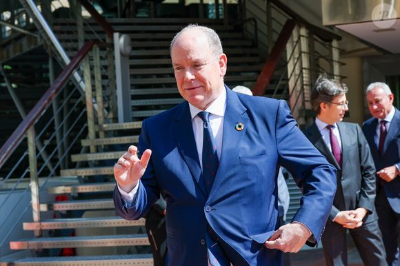 C'est le média Monaco info qui a dévoilé sa présence 
Le prince Albert II de Monaco a participé à la séance d'ouverture du Medmun 2025 (Mediterranean Model United Nations) au Grimaldi Forum à Monaco, le 4 avril 2025, accompagné par Luis Vassy, le directeur de Science Po Paris, Eléonore Blanchet, la secrétaire générale du MEDMUN 2025, et Nasser Kamel, le secrétaire général de l'union pour la Méditerranée. 
Cet événement permet la simulation d'une conférence des Nations Unies (MUN). Un genre de jeu de rôle, très prisé des écoles en science politique, qui permet de se familiariser avec le fonctionnement des organisations internationales et de développer ses connaissance dans le domaine de l'actualité. C'est une conférence annuelle qui rassemble 500 étudiants pour trois jours d'immersion dans le monde de la diplomatie. Au cours de cet événement, des lycéens du monde entier simulent les débats de l'ONU en représentant la délégation d'un pays dans plusieurs organes de l'ONU. L'objectif est de comprendre comment fonctionnent les discussions diplomatiques et de trouver des solutions aux problèmes mondiaux. © Claudia Albuquerque/Bestimage