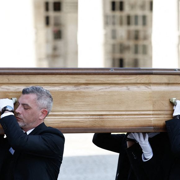Les jeunes filles ont été aperçues à leur arrivée, dignes en se rendant dans la coupole du cimetière.

Arrivée du cerceuil - Obsèques d'Isabelle Mergault à la Coupole du Père-Lachaise à Paris le 30 mars 2026. © Cyril Moreau - Dominique Jacovides / Bestimage