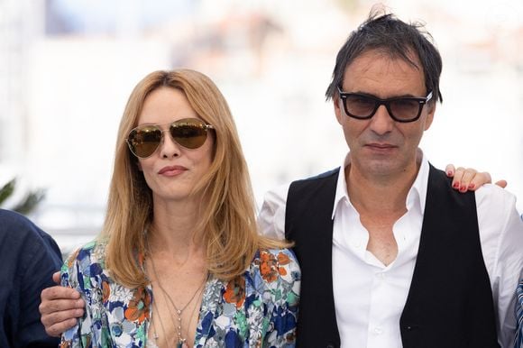 Un an plus tard, le tandem s'est marié ! Une grande première pour l'actrice contrairement à son célèbre compagnon...

Vanessa Paradis, Samuel Benchetrit (réalisateur) au photocall du film Cette musique ne joue pour personne (Cannes première) lors du 74ème festival international du film de Cannes le 10 juillet 2021).

© Borde / Jacovides / Moreau / Bestimage