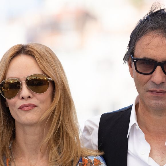 Un an plus tard, le tandem s'est marié ! Une grande première pour l'actrice contrairement à son célèbre compagnon...

Vanessa Paradis, Samuel Benchetrit (réalisateur) au photocall du film Cette musique ne joue pour personne (Cannes première) lors du 74ème festival international du film de Cannes le 10 juillet 2021).

© Borde / Jacovides / Moreau / Bestimage
